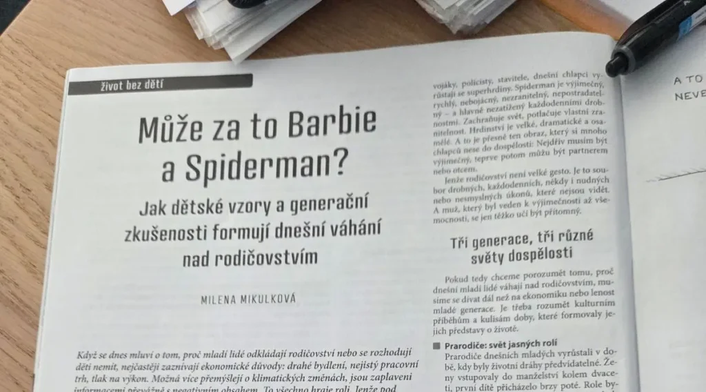 Může za to Barbie a Spiderman? Proč mladí lidé váhají nad rodičovstvím